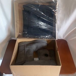 Ugg Bailey Button II Size 7 (no lid on box)